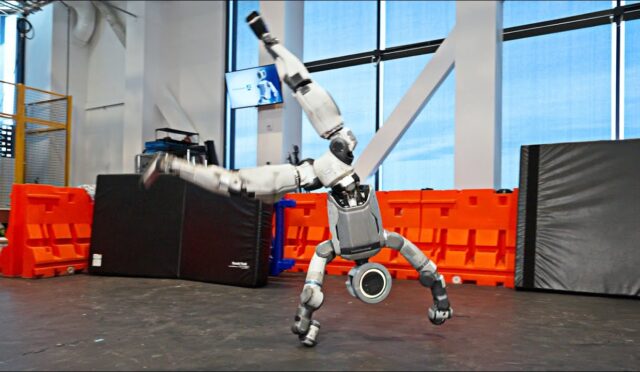 Boston Dynamics’in Atlas’ı Şovuyla Büyüledi