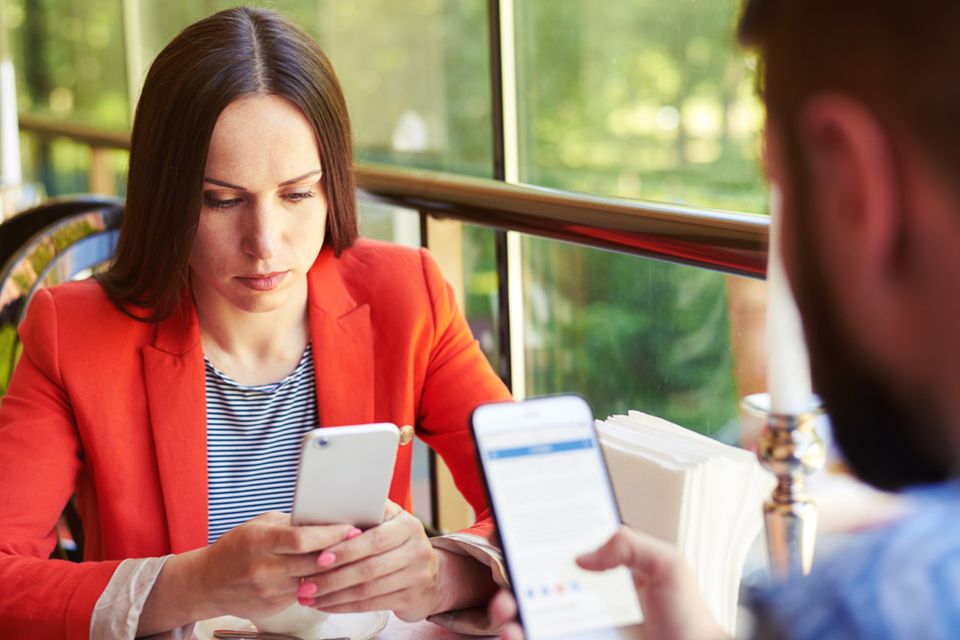 Artık İnsanlar Neden Yüz Yüze Konuşmuyor? sosyal iletişimsizlik